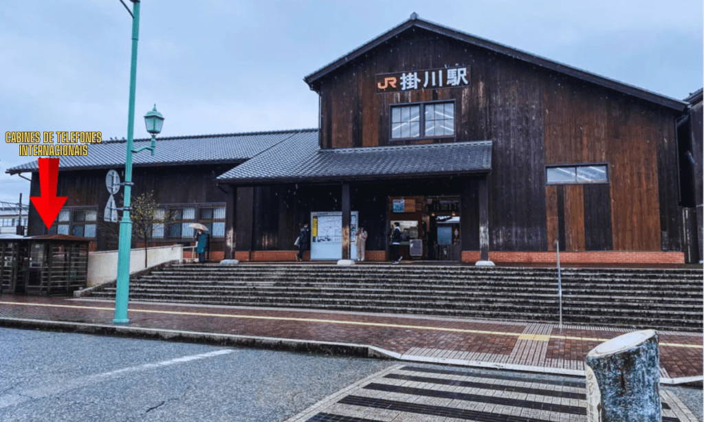 CABINES DE TELEFONES INTERNACIONAIS EM FRENTE DA ESTAÇÃO DE KAKEGAWA EM 1991