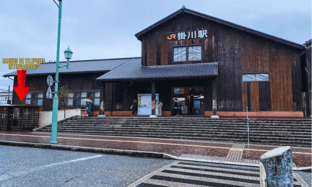 CABINES DE TELEFONES INTERNACIONAIS EM FRENTE DA ESTAÇÃO DE KAKEGAWA EM 1991