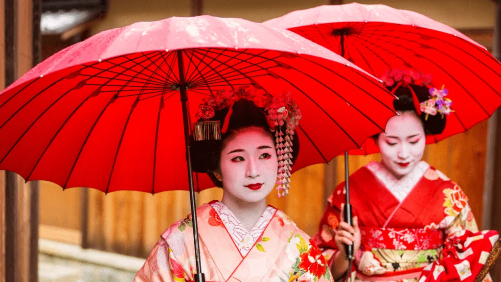 O traje de uma Gueixa é uma obra de arte por si só. O kimono, muitas vezes intrincadamente decorado, é acompanhado por cabelos meticulosamente arranjados e maquiagem distintiva. A dança da Gueixa é uma experiência visual deslumbrante, em que cada gesto é calculado para expressar emoção e história.