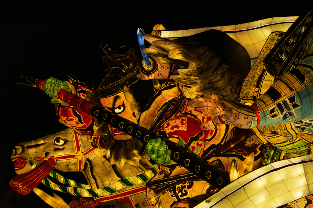 O Nebuta Matsuri não começa no dia do desfile; a preparação é uma parte crucial do processo. Meses antes do evento, artistas locais dedicam horas esculpindo e pintando as lanternas que serão exibidas. As esculturas, muitas vezes feitas de papel washi, são montadas em armações de bambu, criando estruturas impressionantes que podem ultrapassar os dez metros de altura.