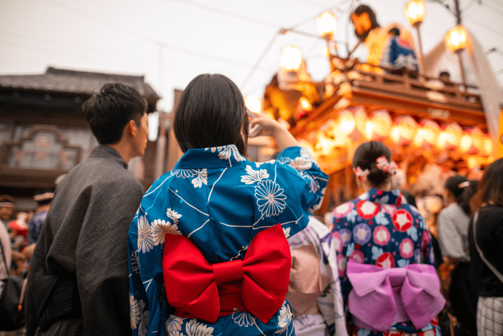 A festividade também atrai visitantes de todo o Japão e do mundo, proporcionando uma oportunidade única para a troca cultural. Os participantes têm a chance de experimentar em primeira mão a hospitalidade japonesa, provar iguarias locais e criar memórias que durarão para sempre.