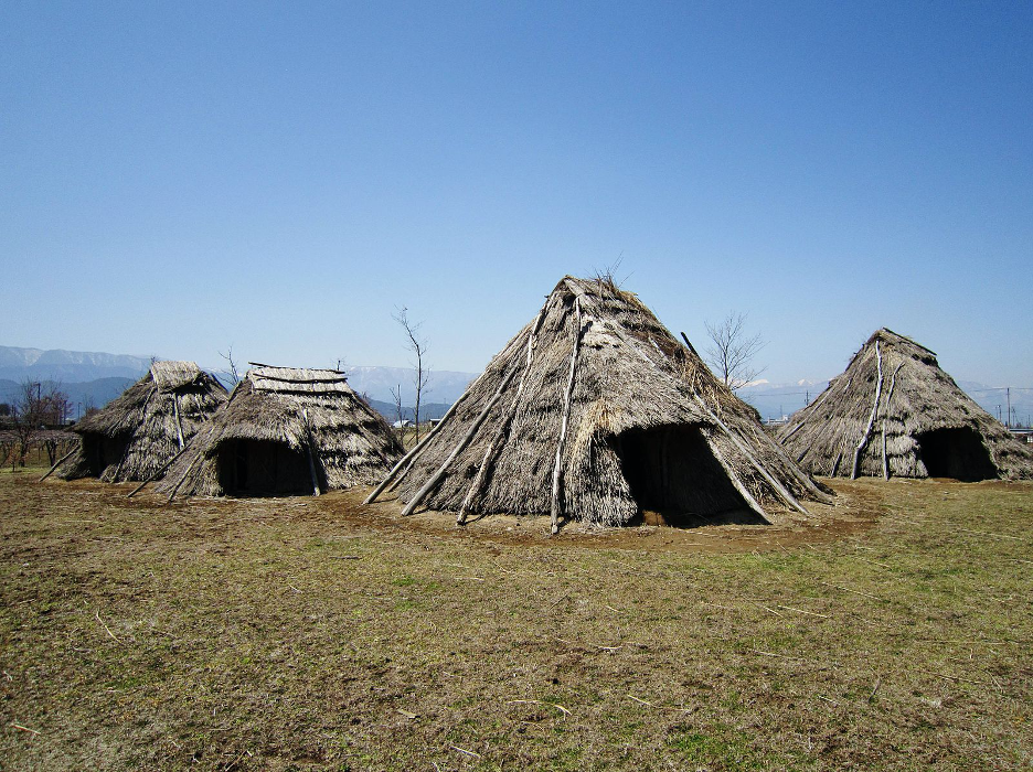 Apesar da distância temporal, os Povos Jomon não são relegados apenas aos livros de história. Iniciativas de preservação e pesquisa arqueológica continuam a desenterrar novos conhecimentos sobre essa antiga civilização, contribuindo para uma compreensão mais completa de suas contribuições à cultura japonesa.