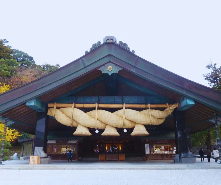 Ao entrar nos portões do Izumo Taisha, somos recebidos por uma arquitetura sublime, onde cada detalhe conta uma história. Os telhados empinados e as colunas imponentes capturam a essência da espiritualidade japonesa. Este santuário é um testemunho vivo da habilidade artística dos construtores japoneses antigos, que conseguiram criar estruturas duradouras que resistiram ao teste do tempo.