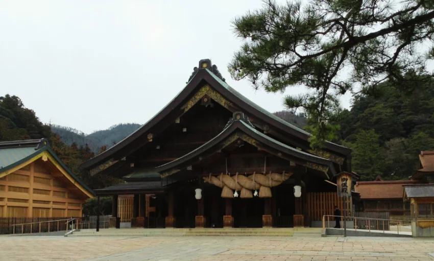 Situado na prefeitura de Shimane, o Templo Izumo Taisha emerge majestosamente, evocando um passado rico em mitologia e devoção. As suas origens remontam a uma era onde deuses e humanos compartilhavam um elo especial. Izumo Taisha, muitas vezes chamado de "O Santuário dos Deuses", é reverenciado como o ponto de encontro dos kami, as divindades xintoístas.