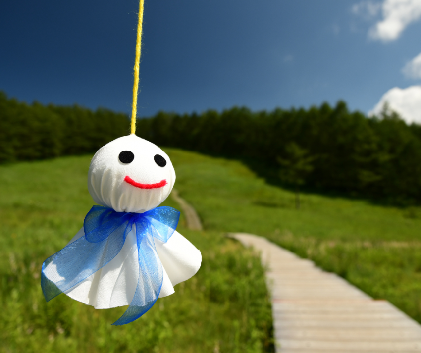 No vasto e diversificado panteão cultural do Japão, poucos símbolos são tão simples e, ao mesmo tempo, tão carregados de significado quanto o Teru Bozu. Literalmente traduzido como "Pequeno Monge do Sol", o Teru Bozu é uma figura artesanal feita de papel ou tecido, muitas vezes representando uma figura humana com um sorriso simples, olhos fechados e uma cabeça redonda coberta por uma touca.