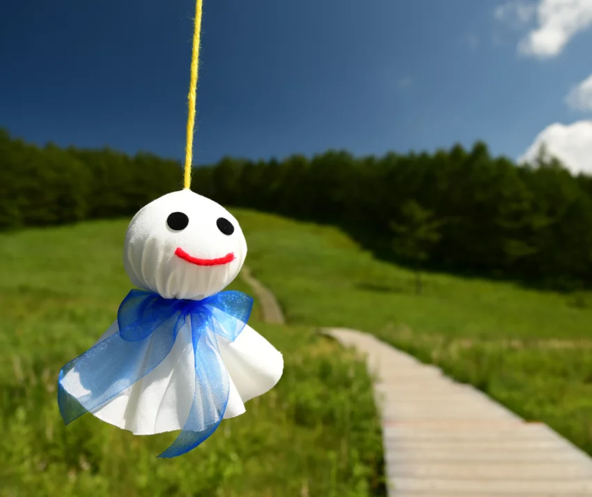 No vasto e diversificado panteão cultural do Japão, poucos símbolos são tão simples e, ao mesmo tempo, tão carregados de significado quanto o Teru Bozu. Literalmente traduzido como "Pequeno Monge do Sol", o Teru Bozu é uma figura artesanal feita de papel ou tecido, muitas vezes representando uma figura humana com um sorriso simples, olhos fechados e uma cabeça redonda coberta por uma touca.