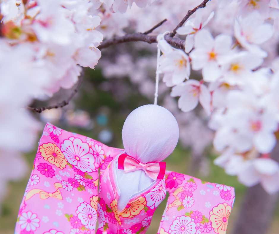 A origem exata do Teru Bozu é um tanto nebulosa, mas sua presença na cultura japonesa remonta a séculos atrás.
