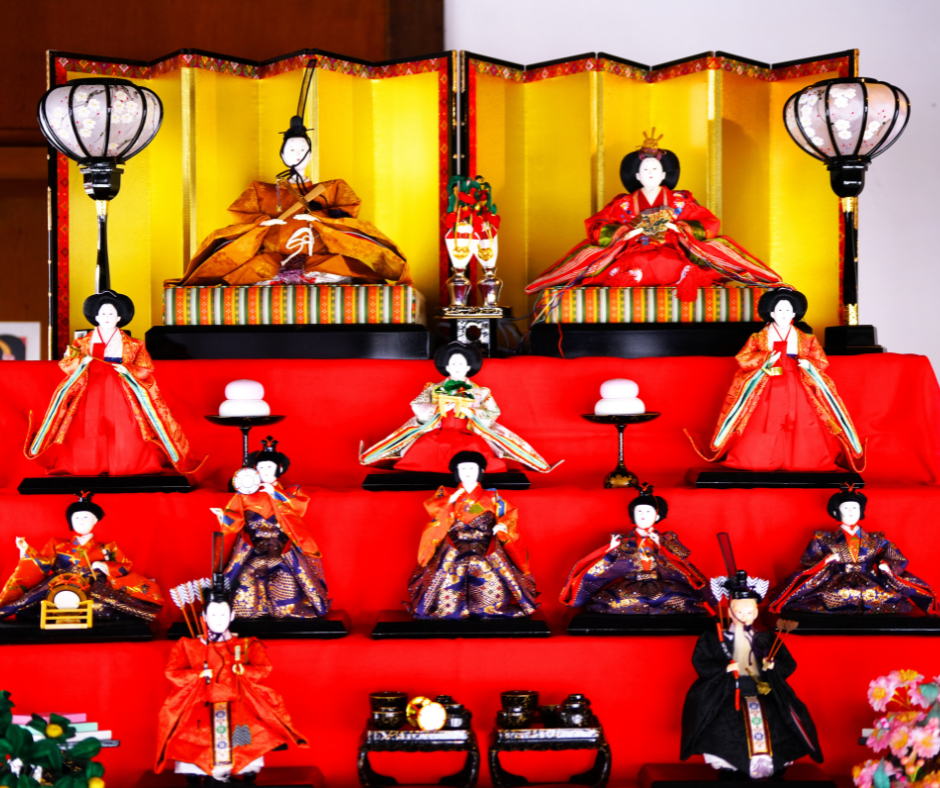 A tradição do Hinamatsuri remonta a séculos atrás, com suas raízes profundamente enraizadas na cultura japonesa. O festival é marcado pela exibição de uma exuberante exibição de bonecas hina, que representam o Imperador, a Imperatriz e sua corte