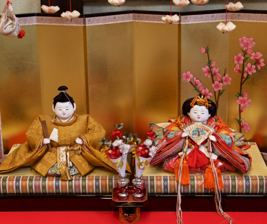 O Hinamatsuri, também conhecido como Festival das Bonecas, é uma das celebrações mais encantadoras e significativas do Japão. Realizada anualmente em 3 de março, essa festividade é uma homenagem ao crescimento e bem-estar das meninas.
