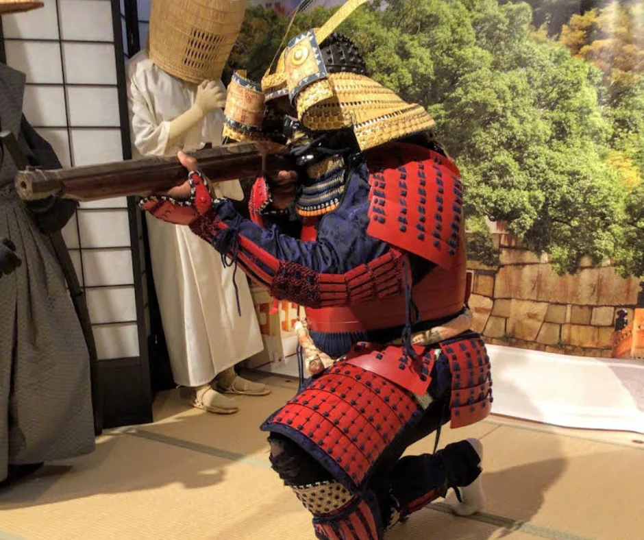 Uma parte essencial da experiência no Samurai Ninja Museum é o treinamento prático oferecido aos visitantes. Instrutores experientes compartilham seus conhecimentos sobre as artes marciais japonesas, oferecendo a oportunidade de aprender técnicas básicas de espada samurai ou habilidades de sigilo e discrição ninja.