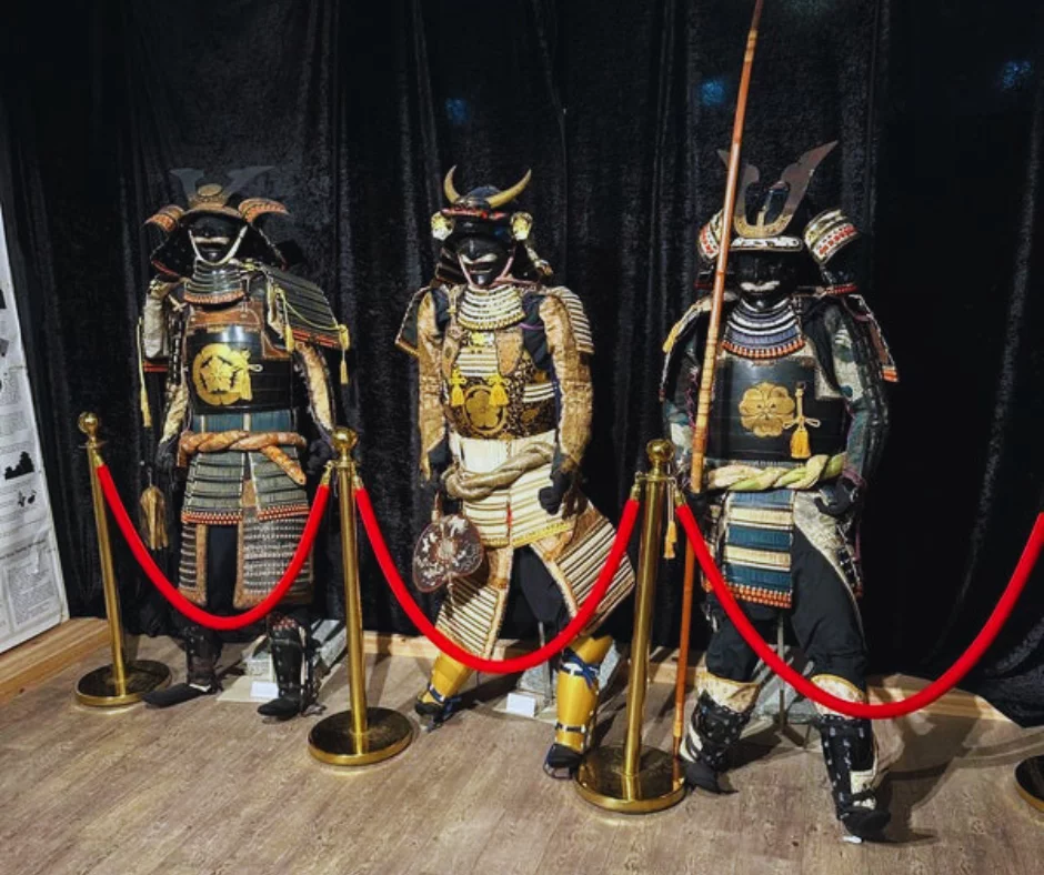 Ao adentrar o Samurai Ninja Museum, os visitantes são transportados para o Japão feudal, uma época marcada por batalhas épicas, códigos de honra e habilidades de combate incomparáveis. O museu apresenta uma coleção impressionante de armaduras samurais, armas tradicionais e artefatos históricos, cada um contando sua própria história sobre a era dos guerreiros.