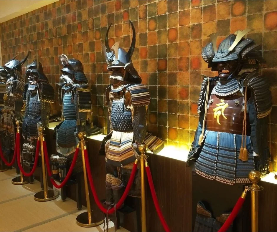 Além disso, o Samurai Ninja Museum oferece performances ao vivo que recriam as habilidades impressionantes dos samurais e ninjas.