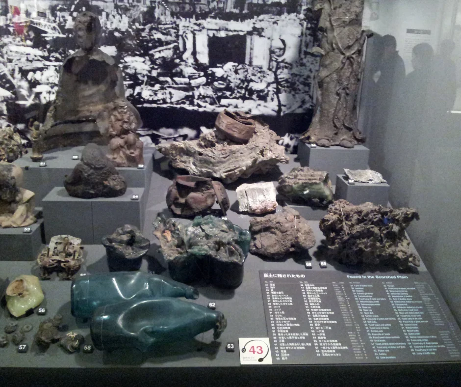 Ao entrar no museu, os visitantes são levados a uma jornada emocional através de exposições meticulosamente projetadas. Artefatos como roupas carbonizadas, relógios parados no momento da explosão e fotografias impactantes transportam os visitantes de volta ao momento da tragédia.