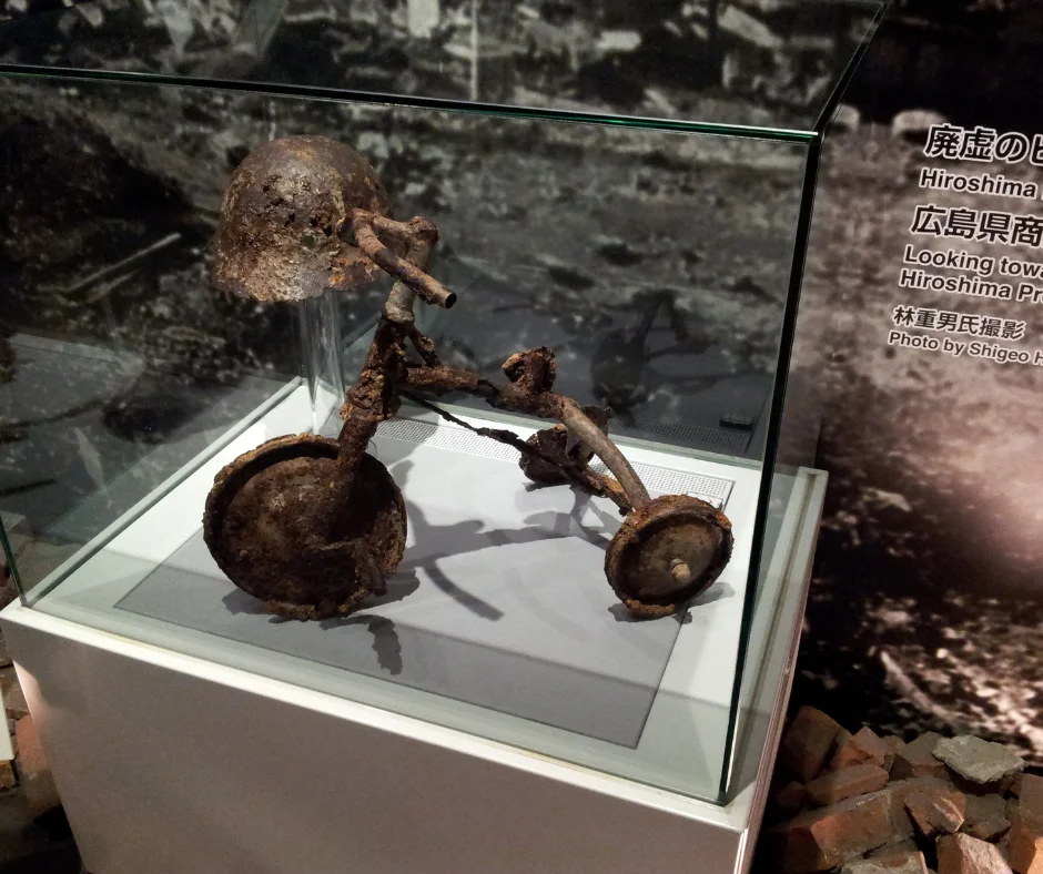 Uma das peças mais comoventes do museu é uma réplica em tamanho real da Cúpula da Bomba Atômica, um edifício que sobreviveu à explosão e foi preservado como símbolo da devastação nuclear. Ao ver esta estrutura destruída, os visitantes são confrontados com a realidade brutal dos efeitos da bomba atômica.