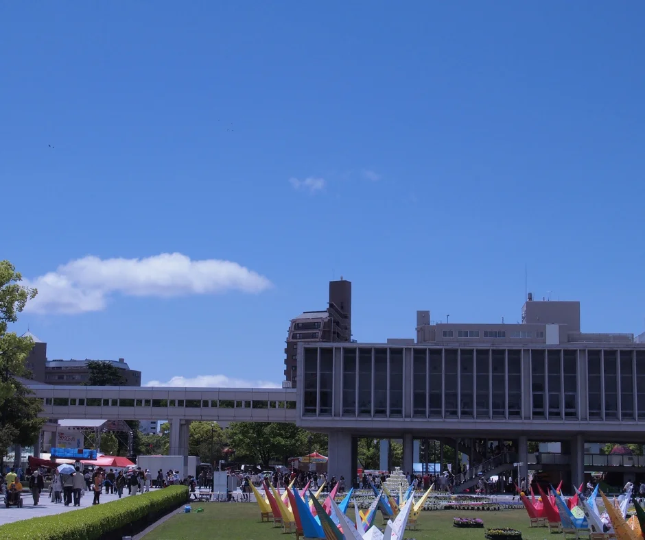 Museu Memorial da Paz de Hiroshima, destacando sua importância histórica, suas exposições comoventes e seu apelo universal pela paz