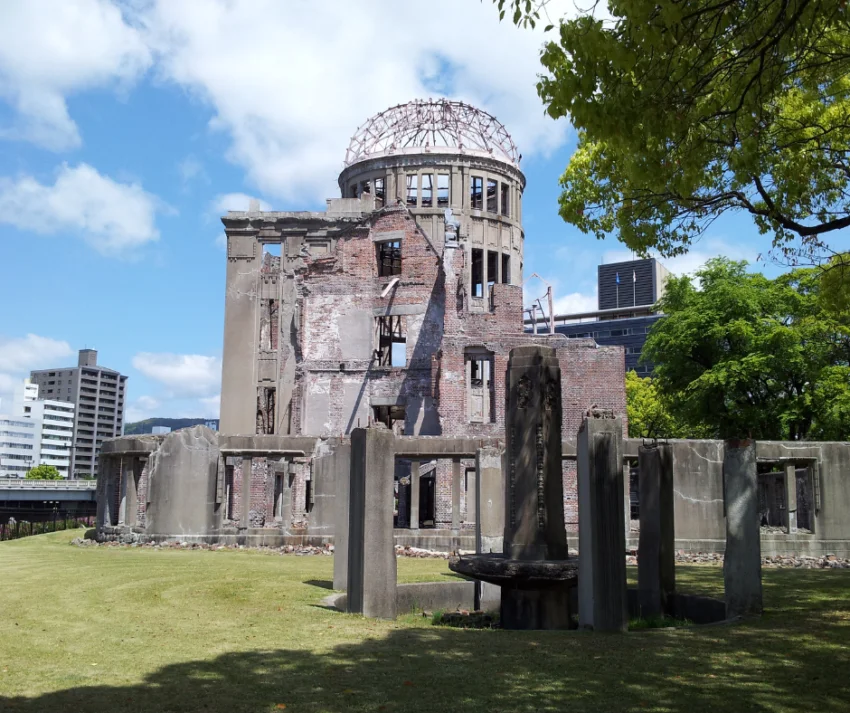 Localizado no coração da cidade de Hiroshima, Japão, o Museu Memorial da Paz é uma comovente homenagem às vítimas do bombardeio atômico ocorrido em 6 de agosto de 1945.