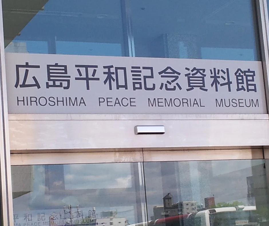 Este monumento de importância mundial não apenas preserva a memória da tragédia, mas também serve como um lembrete poderoso do desejo humano universal pela paz e reconciliação.