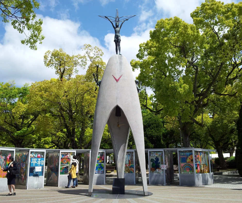 Em última análise, o Museu Memorial da Paz de Hiroshima é mais do que um local histórico; é um farol de esperança em um mundo muitas vezes marcado pela violência e pelo conflito. Ao testemunhar a coragem e a resiliência daqueles que sobreviveram à tragédia de Hiroshima, somos lembrados do poder transformador do amor, da compaixão e do compromisso com a paz.