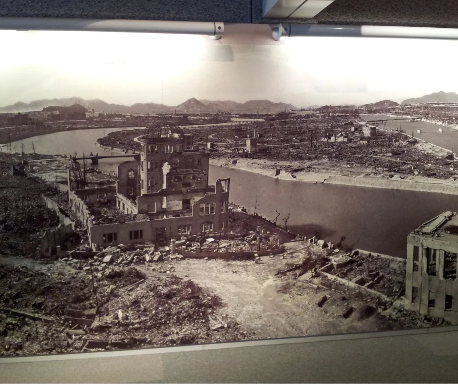 O Museu Memorial da Paz não é apenas um local de aprendizado, mas também um espaço para reflexão e homenagem. Muitos visitantes relatam sentimentos de tristeza e pesar ao percorrer as exposições e ouvir relatos de sobreviventes. No entanto, o museu também inspira esperança e determinação para um futuro livre de armas nucleares.