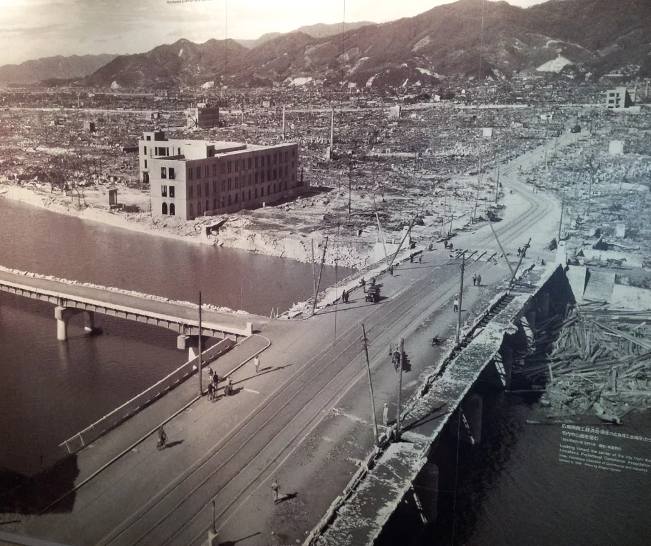 O Museu Memorial da Paz não é apenas um local de aprendizado, mas também um espaço para reflexão e homenagem. Muitos visitantes relatam sentimentos de tristeza e pesar ao percorrer as exposições e ouvir relatos de sobreviventes. No entanto, o museu também inspira esperança e determinação para um futuro livre de armas nucleares.