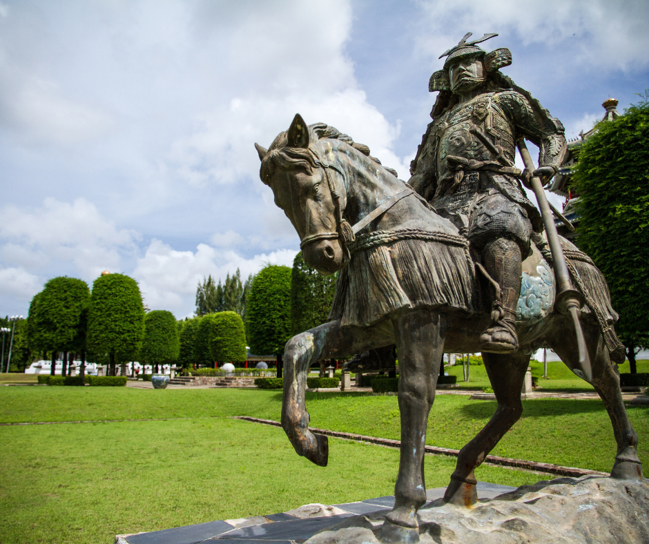 No entanto, o legado dos samurais continua a ecoar na cultura japonesa moderna. Sua ética de honra e disciplina deixou uma marca indelével na psique nacional, influenciando não apenas as artes marciais, mas também a moralidade e a filosofia japonesas. O código do bushido, em particular, permanece como um símbolo de integridade e coragem em face da adversidade, inspirando gerações futuras a aspirar aos mais altos padrões de conduta moral e ética. Assim, mesmo enquanto os samurais desaparecem para os anais da história, seu espírito continua vivo, imortalizado nas páginas da cultura japonesa.