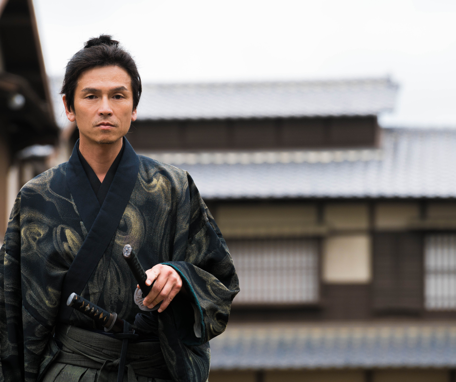 A origem dos samurais remonta ao período feudal do Japão, aproximadamente entre os séculos VIII e XII, quando o país era governado por clãs rivais.
