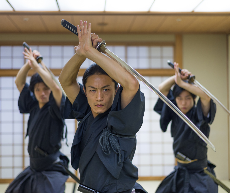 A origem dos samurais remonta ao período feudal do Japão, aproximadamente entre os séculos VIII e XII, quando o país era governado por clãs rivais.