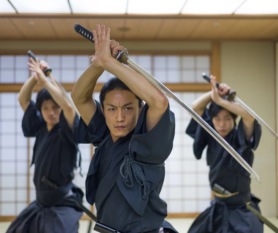 A origem dos samurais remonta ao período feudal do Japão, aproximadamente entre os séculos VIII e XII, quando o país era governado por clãs rivais.