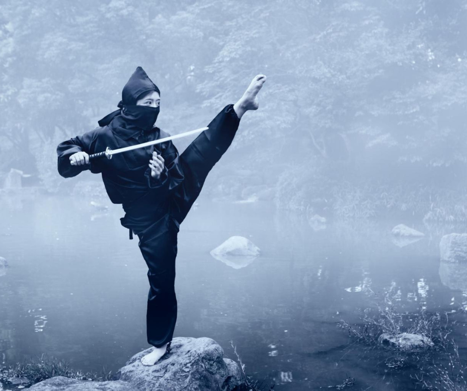 Os ninjas eram conhecidos por uma ampla gama de habilidades que os tornavam únicos entre os guerreiros japoneses. Além de serem mestres das artes marciais, dominavam técnicas de infiltração, espionagem, camuflagem e sabotagem.