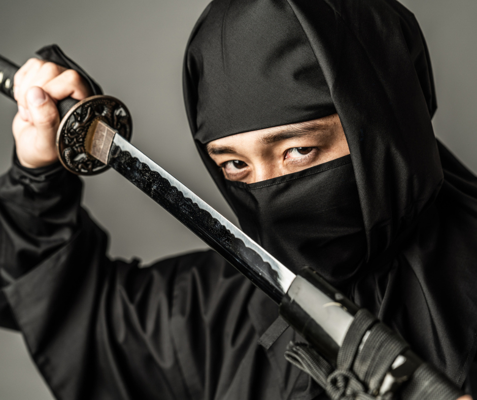 esses mestres das artes marciais e da furtividade deixaram uma marca indelével na história do Japão. Originários das regiões montanhosas do país durante o período feudal, os ninjas eram agentes clandestinos altamente treinados, cujas habilidades surpreendentes frequentemente os tornavam protagonistas de lendas e mitos.