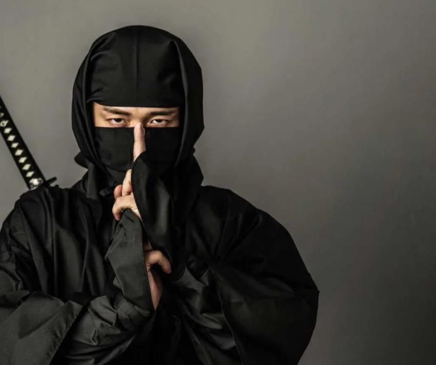 No vasto e rico panteão da cultura japonesa, poucos ícones são tão misteriosos e fascinantes quanto os ninjas. Conhecidos também como shinobi, esses mestres das artes marciais e da furtividade deixaram uma marca indelével na história do Japão