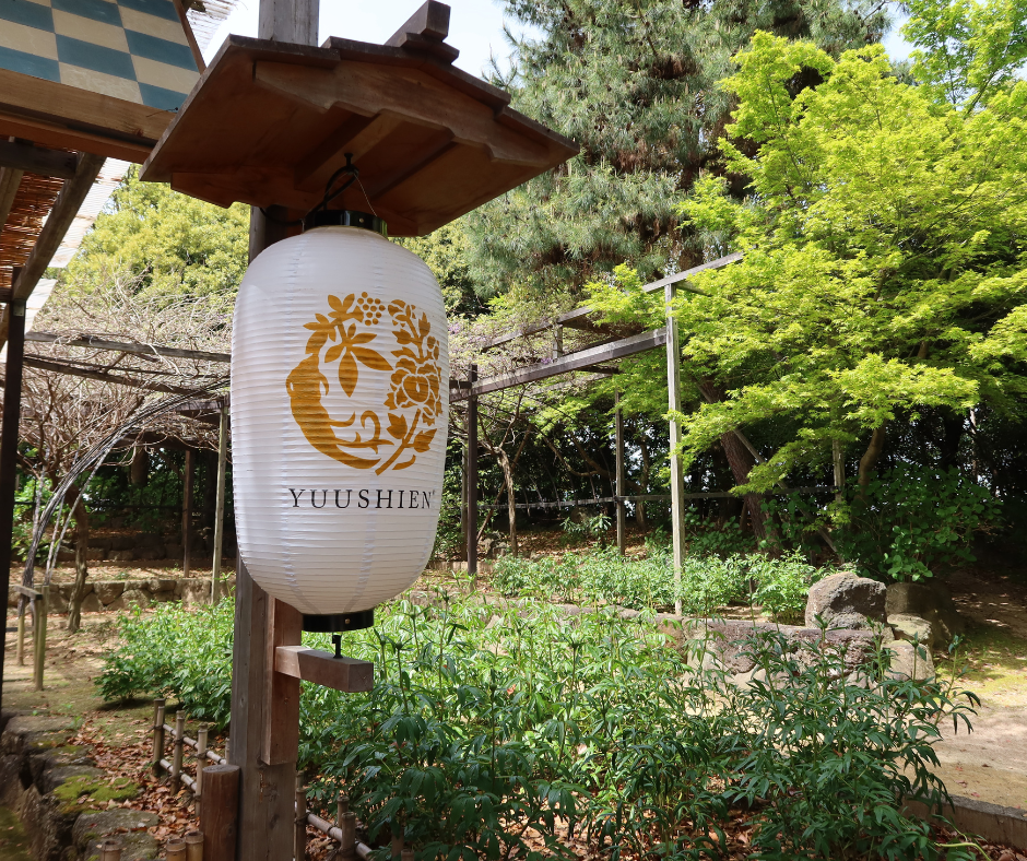O Yuushien Garden, também conhecido como "Jardim em Miniatura de Izumo", é um refúgio tranquilo localizado na ilha Daikonshima, a cerca de 10 km a leste do centro de Matsue, no Japão. Este jardim tradicional japonês, inaugurado em 1739, oferece aos visitantes uma imersão na rica história e cultura da região de Izumo, entrelaçada com paisagens deslumbrantes e elementos mitológicos.