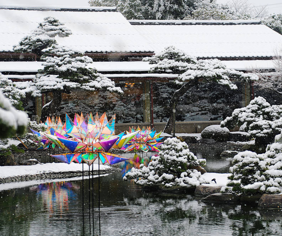 O inverno no Yuushien Garden, embora menos exuberante em cores, oferece uma beleza serena e singular. A neve cobre o jardim com um manto branco, criando um cenário de paz e tranquilidade. As árvores nuas se erguem contra o céu cinza, formando silhuetas impressionantes.