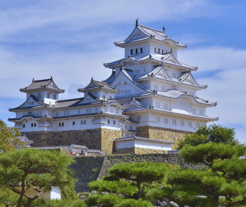 O Castelo de Himeji, também conhecido como Castelo da Garça Branca devido à sua aparência elegante e branca, é um dos castelos mais icônicos do Japão. Localizado na cidade de Himeji, na província de Hyogo, este castelo é considerado um exemplo perfeito da arquitetura de castelo japonês e é um dos poucos que sobreviveu ao longo dos séculos sem sofrer grandes danos ou destruições.