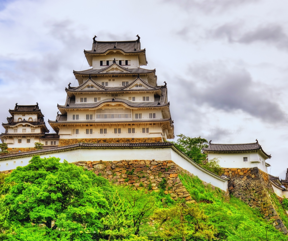 Castelo de Himeji, também conhecido como Castelo da Garça Branca devido à sua aparência elegante e branca, é um dos castelos mais icônicos do Japão. Localizado na cidade de Himeji, na província de Hyogo, este castelo é considerado um exemplo perfeito da arquitetura de castelo japonês e é um dos poucos que sobreviveu ao longo dos séculos sem sofrer grandes danos ou destruições. Em 1993, foi designado como Patrimônio Mundial da UNESCO, refletindo sua importância histórica e cultural.