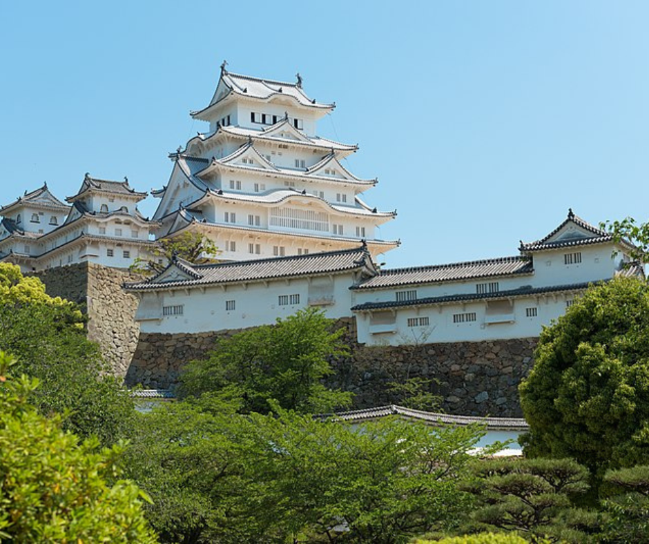 Além do castelo em si, os terrenos ao redor, como os jardins Koko-en, oferecem um ambiente tranquilo e bonito para passeios. Esses jardins foram criados em 1992 para comemorar o centenário da cidade de Himeji e são um exemplo impressionante do design de jardins japoneses.