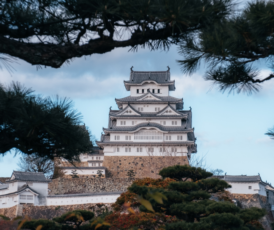 Sua combinação de beleza estética e design defensivo avançado faz dele um dos castelos mais importantes e bem preservados do mundo. Para quem visita o Japão, uma viagem a Himeji para ver este magnífico castelo é uma experiência imperdível que proporciona uma conexão profunda com a herança cultural do país.
