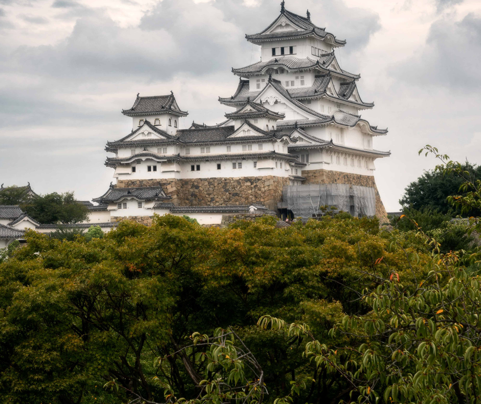Esses jardins foram criados em 1992 para comemorar o centenário da cidade de Himeji e são um exemplo impressionante do design de jardins japoneses.