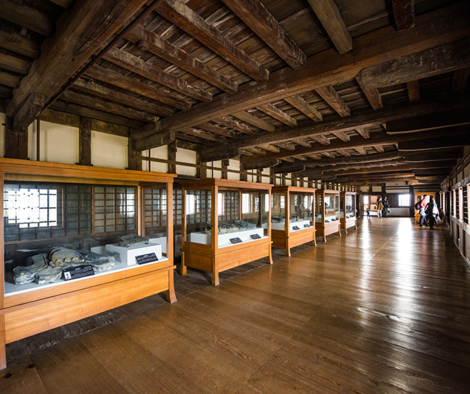 Castelo de Himeji é um exemplo magistral de engenharia militar japonesa. Ele incorpora uma série de características defensivas, como paredes inclinadas, portões fortificados, e uma complexa rede de caminhos labirínticos que dificultam o avanço de invasores