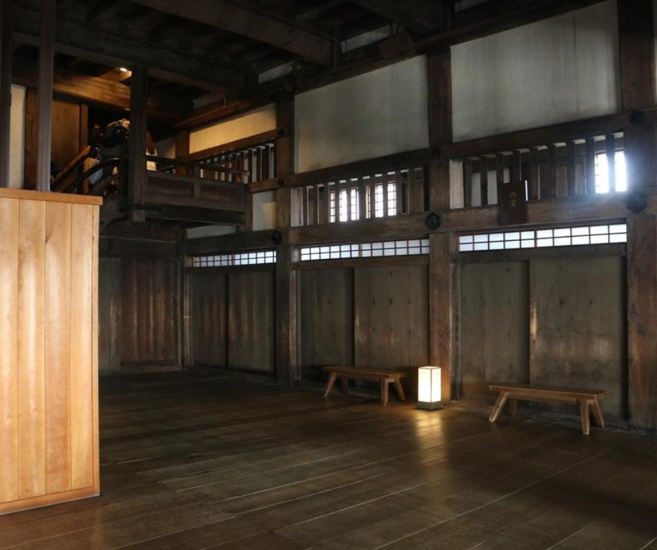 O Castelo de Himeji passou por várias fases de restauração ao longo dos anos para garantir sua preservação. A mais recente grande restauração ocorreu entre 2010 e 2015, um projeto que envolveu a reparação do telhado e das paredes, bem como a substituição de estruturas de madeira danificadas. Esta restauração foi essencial para manter a integridade estrutural e estética do castelo, e garantiu que ele continuasse a ser uma atração turística de classe mundial.