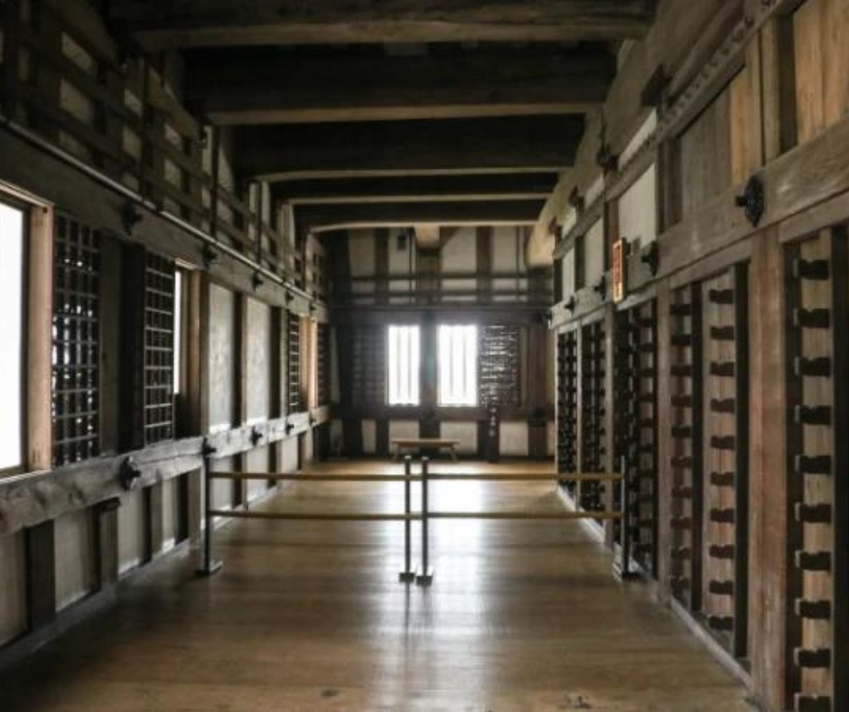 O Castelo de Himeji passou por várias fases de restauração ao longo dos anos para garantir sua preservação. A mais recente grande restauração ocorreu entre 2010 e 2015, um projeto que envolveu a reparação do telhado e das paredes, bem como a substituição de estruturas de madeira danificadas. Esta restauração foi essencial para manter a integridade estrutural e estética do castelo, e garantiu que ele continuasse a ser uma atração turística de classe mundial.