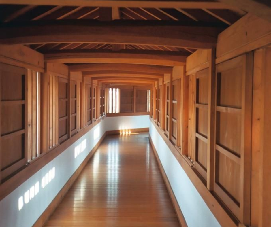 O Castelo de Himeji passou por várias fases de restauração ao longo dos anos para garantir sua preservação. A mais recente grande restauração ocorreu entre 2010 e 2015, um projeto que envolveu a reparação do telhado e das paredes, bem como a substituição de estruturas de madeira danificadas. Esta restauração foi essencial para manter a integridade estrutural e estética do castelo, e garantiu que ele continuasse a ser uma atração turística de classe mundial.