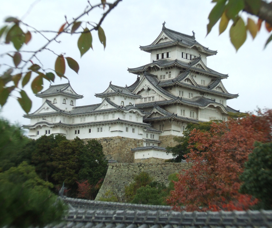 Durante a Segunda Guerra Mundial, o castelo escapou milagrosamente dos bombardeios que devastaram muitas outras cidades japonesas. Uma bomba caiu no complexo do castelo, mas não explodiu, o que muitos interpretam como um sinal de sua sorte e resiliência.