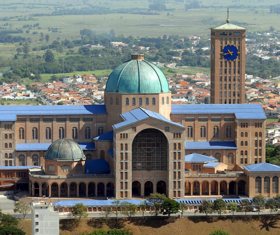A religião desempenha um papel importante na vida do povo brasileiro. Desde o catolicismo introduzido pelos colonizadores portugueses até as religiões afro-brasileiras como o candomblé e a umbanda, o Brasil é um país onde diversas tradições religiosas coexistem e se entrelaçam, enriquecendo ainda mais sua cultura.
