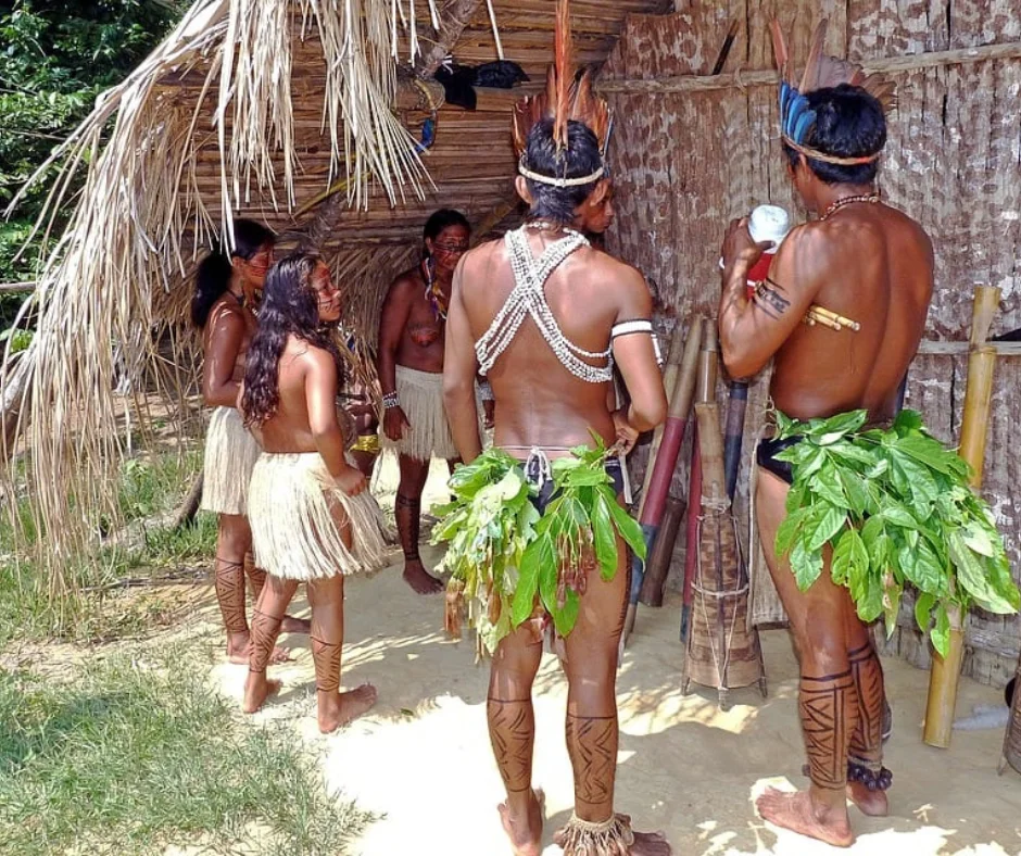 Apesar dos desafios enfrentados, a cultura brasileira continua a prosperar e se reinventar. Dos esforços para preservar as tradições indígenas à promoção da diversidade cultural nas grandes cidades, os brasileiros estão constantemente encontrando maneiras de honrar o passado enquanto abraçam o futuro.