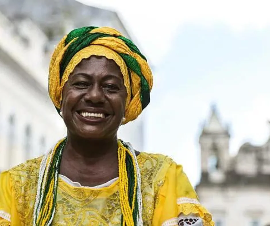O Brasil, país vasto e diversificado, é um verdadeiro caldeirão cultural, onde diferentes influências se misturam para criar uma tapeçaria única de tradições, costumes e expressões artísticas. Ao longo deste texto, vamos explorar a riqueza dessa cultura tão vibrante e multifacetada.