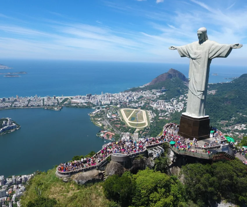O Brasil, país vasto e diversificado, é um verdadeiro caldeirão cultural, onde diferentes influências se misturam para criar uma tapeçaria única de tradições, costumes e expressões artísticas. Ao longo deste texto, vamos explorar a riqueza dessa cultura tão vibrante e multifacetada.