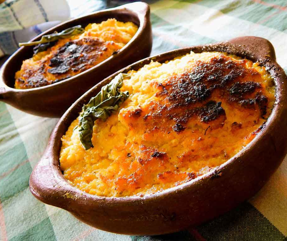 A culinária chilena é uma celebração dos sabores locais e técnicas tradicionais, com influências indígenas, espanholas e até mesmo africanas. Uma refeição típica chilena muitas vezes inclui pratos como o ceviche, uma mistura fresca de peixe cru marinado em suco cítrico, e o pastel de choclo, uma torta de milho recheada com carne, ovos e azeitonas.