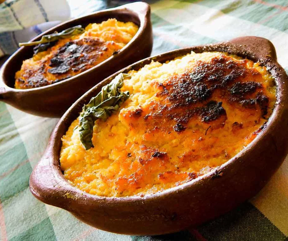 A culinária chilena é uma celebração dos sabores locais e técnicas tradicionais, com influências indígenas, espanholas e até mesmo africanas. Uma refeição típica chilena muitas vezes inclui pratos como o ceviche, uma mistura fresca de peixe cru marinado em suco cítrico, e o pastel de choclo, uma torta de milho recheada com carne, ovos e azeitonas.