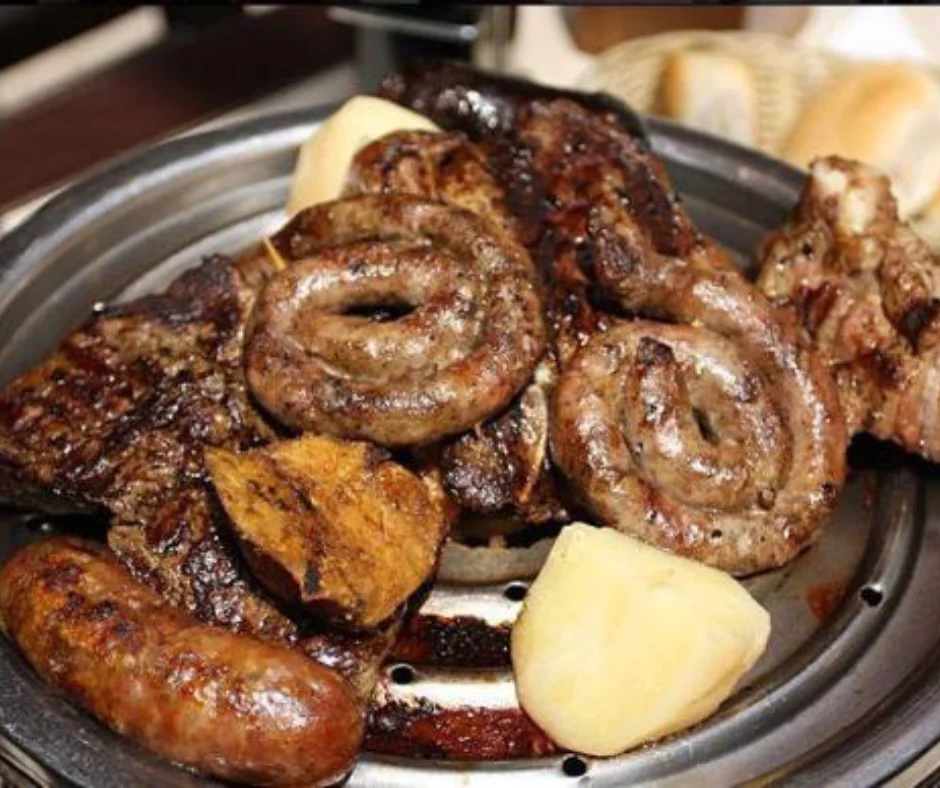 Mas talvez o prato mais emblemático do Chile seja o assado de carne, uma tradição profundamente enraizada na cultura chilena. Reunindo amigos e familiares em torno de uma churrasqueira, o assado é mais do que apenas uma refeição; é um ritual social que promove camaradagem e celebração.